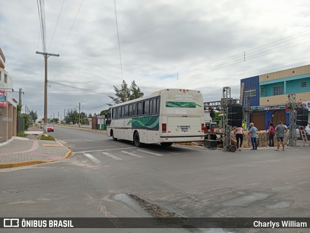 Ônibus Particulares 6696 na cidade de Palmares do Sul, Rio Grande do Sul, Brasil, por Charlys William. Número da foto: #13011182.