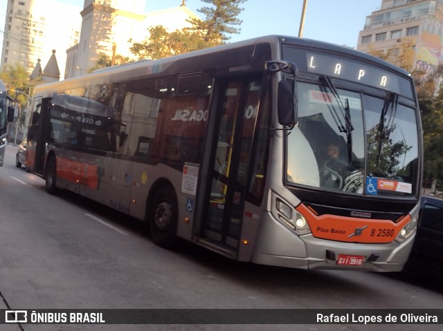 Viação Gato Preto 8 2580 na cidade de São Paulo, São Paulo, Brasil, por Rafael Lopes de Oliveira. Número da foto: #13009909.