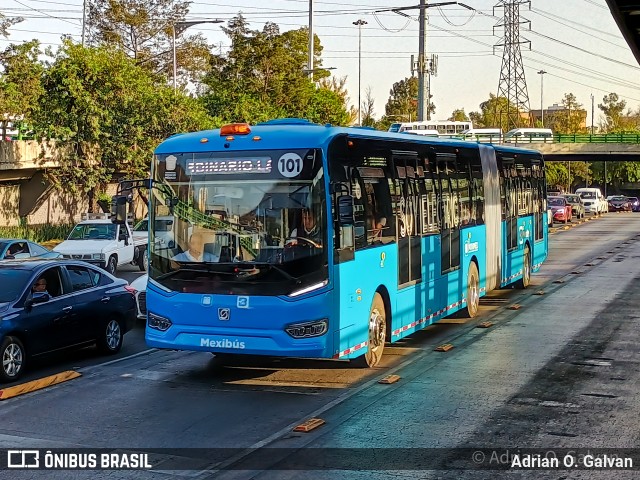 Mexibus 101 na cidade de Gustavo A. Madero, Ciudad de México, México, por Adrian O. Galvan. Número da foto: #13009202.