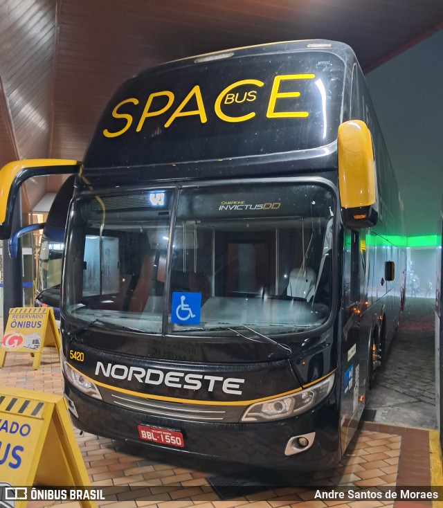 Expresso Nordeste 5420 na cidade de Pariquera-Açu, São Paulo, Brasil, por Andre Santos de Moraes. Número da foto: #13008919.