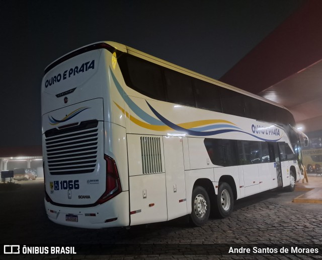 Viação Ouro e Prata 1066 na cidade de Pariquera-Açu, São Paulo, Brasil, por Andre Santos de Moraes. Número da foto: #13008915.