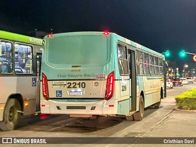 UTB - União Transporte Brasília 2210 na cidade de Brasília, Distrito Federal, Brasil, por Cristhian Davi. Número da foto: #13010891.