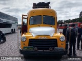 Ônibus Particulares 1952 na cidade de Curitiba, Paraná, Brasil, por Gabriel Serafim. Número da foto: #13065755.