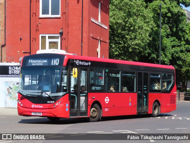 First Bus DLE30297 na cidade de Richmond, Greater London, Inglaterra, por Fábio Takahashi Tanniguchi. Número da foto: #13072607.