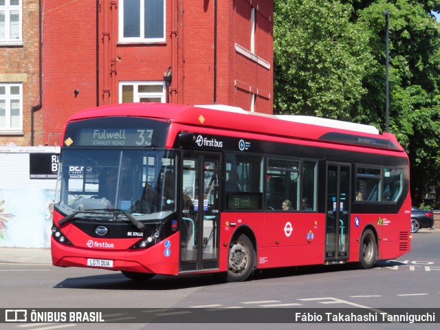 First Bus BE37051 na cidade de Richmond, Greater London, Inglaterra, por Fábio Takahashi Tanniguchi. Número da foto: #13076081.