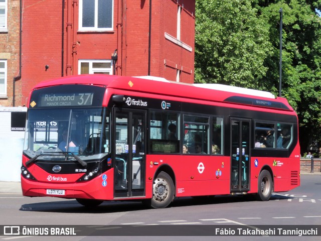 First Bus BE37059 na cidade de Richmond, Greater London, Inglaterra, por Fábio Takahashi Tanniguchi. Número da foto: #13076070.