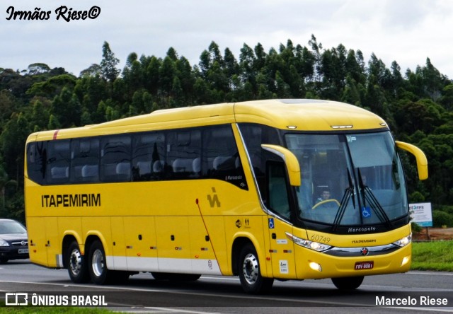 Viação Itapemirim 60749 na cidade de Araquari, Santa Catarina, Brasil, por Marcelo Riese. Número da foto: #13080321.