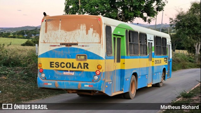 Escolares 4D17 na cidade de Glaucilândia, Minas Gerais, Brasil, por Matheus Richard. Número da foto: #13077274.