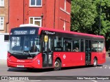 First Bus DXE30356 na cidade de Richmond, Greater London, Inglaterra, por Fábio Takahashi Tanniguchi. Número da foto: #13079519.
