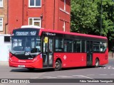 First Bus DXE30348 na cidade de Richmond, Greater London, Inglaterra, por Fábio Takahashi Tanniguchi. Número da foto: #13079523.