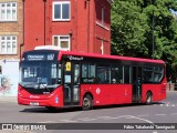 First Bus DXE30354 na cidade de Richmond, Greater London, Inglaterra, por Fábio Takahashi Tanniguchi. Número da foto: #13079537.