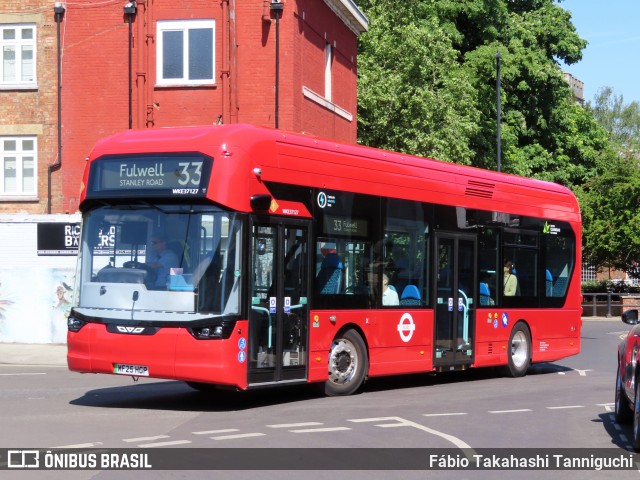 First Bus WKE37127 na cidade de Richmond, Greater London, Inglaterra, por Fábio Takahashi Tanniguchi. Número da foto: #13081388.