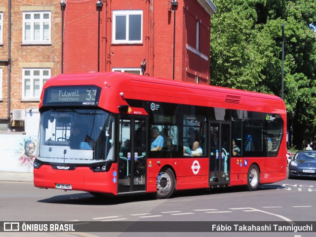 First Bus WKE37123 na cidade de Richmond, Greater London, Inglaterra, por Fábio Takahashi Tanniguchi. Número da foto: #13081401.