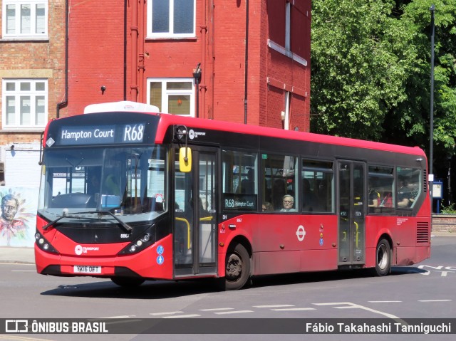 Abellio London Bus Company 8867 na cidade de Richmond, Greater London, Inglaterra, por Fábio Takahashi Tanniguchi. Número da foto: #13081386.