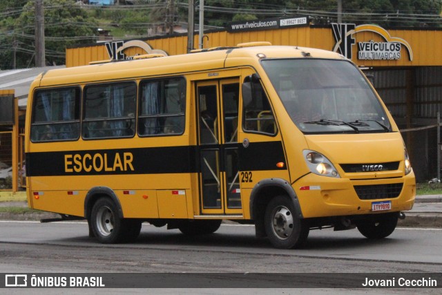 Escolares 292 na cidade de Caxias do Sul, Rio Grande do Sul, Brasil, por Jovani Cecchin. Número da foto: #13090373.