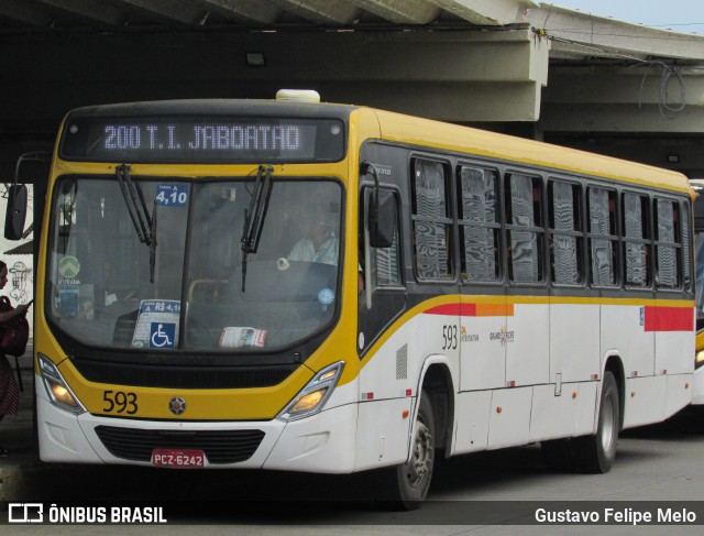 Empresa Metropolitana 593 na cidade de Recife, Pernambuco, Brasil, por Gustavo Felipe Melo. Número da foto: #13028284.