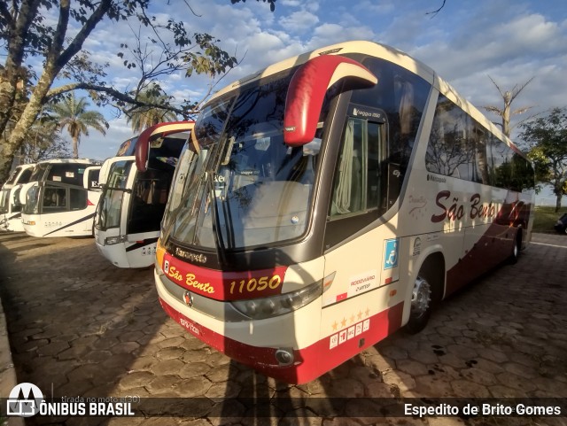 Viação São Bento Ribeirão Preto 11050 na cidade de São Sebastião do Paraíso, Minas Gerais, Brasil, por Espedito de Brito Gomes. Número da foto: #13119998.