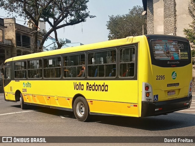 Viação Elite 2295 na cidade de Volta Redonda, Rio de Janeiro, Brasil, por David Freitas. Número da foto: #13125475.