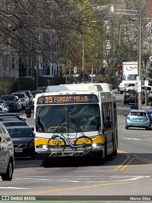 MBTA - Massachusetts Bay Transportation Authority 1222 na cidade de Jamaica Plain, Massachusetts, Estados Unidos, por Marco Silva. Número da foto: #13125595.
