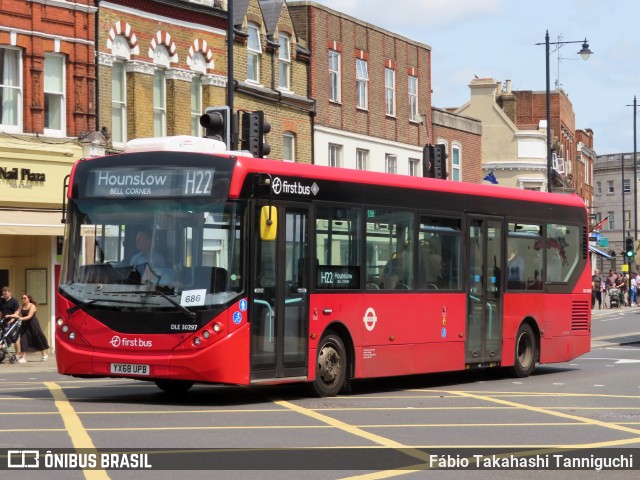 First Bus DLE30297 na cidade de Twickenham, Greater London, Inglaterra, por Fábio Takahashi Tanniguchi. Número da foto: #13129883.