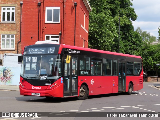 First Bus DXE30359 na cidade de Richmond, Greater London, Inglaterra, por Fábio Takahashi Tanniguchi. Número da foto: #13129884.