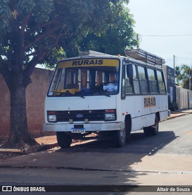 Ônibus Particulares RURAIS na cidade de Paranapuã, São Paulo, Brasil, por Altair de Souza. Número da foto: #13129944.