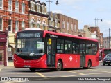 First Bus DLE30054 na cidade de Twickenham, Greater London, Inglaterra, por Fábio Takahashi Tanniguchi. Número da foto: #13129886.