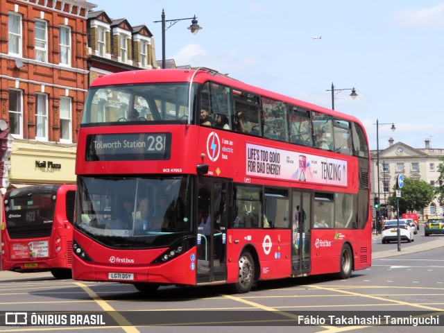 First Bus BCE47053 na cidade de Twickenham, Greater London, Inglaterra, por Fábio Takahashi Tanniguchi. Número da foto: #13132717.