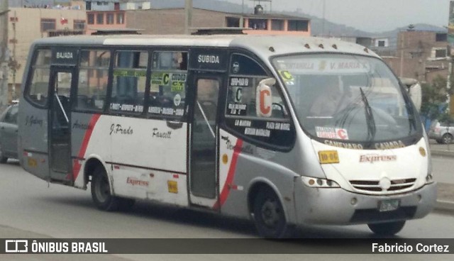 Holding Express 110 na cidade de Villa El Salvador, Lima, Lima Metropolitana, Peru, por Fabricio Cortez. Número da foto: #13131488.