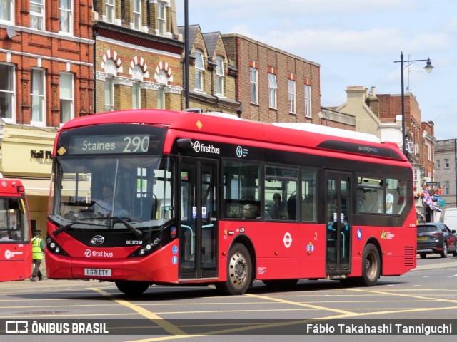 First Bus BE37050 na cidade de Twickenham, Greater London, Inglaterra, por Fábio Takahashi Tanniguchi. Número da foto: #13134361.