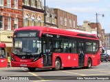 First Bus BE37050 na cidade de Twickenham, Greater London, Inglaterra, por Fábio Takahashi Tanniguchi. Número da foto: #13134361.