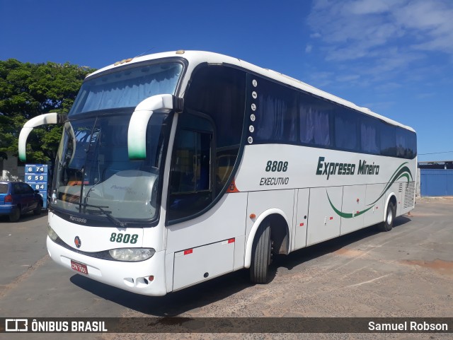 Expresso Mineiro 8808 na cidade de Brasília de Minas, Minas Gerais, Brasil, por Samuel Robson. Número da foto: #13095812.