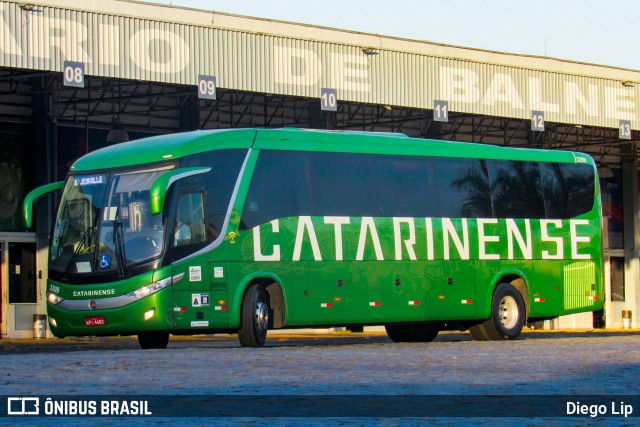 Auto Viação Catarinense 3399 na cidade de Balneário Camboriú, Santa Catarina, Brasil, por Diego Lip. Número da foto: #13096192.