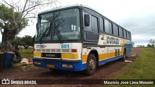 COTABU - Cooperativa Obreros Transporte Automotor Bella Union 601 na cidade de Colonia Lavalleja, Salto, Uruguai, por Mauricio José Lima Monzón. Número da foto: #13148272.