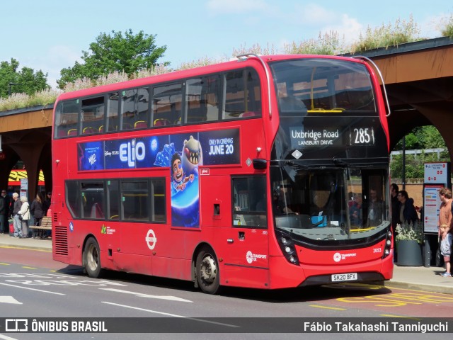Abellio London Bus Company 2053 na cidade de Kingston upon Thames, Surrey, Inglaterra, por Fábio Takahashi Tanniguchi. Número da foto: #13150065.