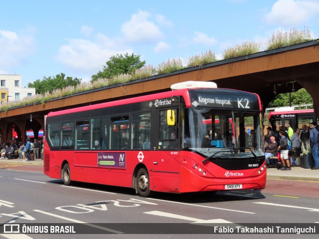 First Bus DLE30237 na cidade de Kingston upon Thames, Surrey, Inglaterra, por Fábio Takahashi Tanniguchi. Número da foto: #13153328.