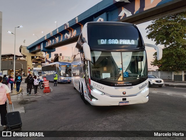 Auto Viação Catarinense 323024 na cidade de Rio de Janeiro, Rio de Janeiro, Brasil, por Marcelo Horta. Número da foto: #13154032.