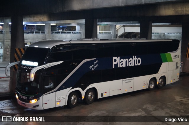 Planalto Transportes 2575 na cidade de Curitiba, Paraná, Brasil, por Diogo Viec. Número da foto: #13151932.