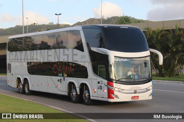 Auto Viação Catarinense 3711 na cidade de Florianópolis, Santa Catarina, Brasil, por RM Busologia. Número da foto: #13156920.