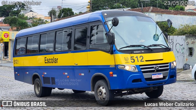 Escolares 512 na cidade de Curitiba, Paraná, Brasil, por Lucas Weber Calizario. Número da foto: #13159013.