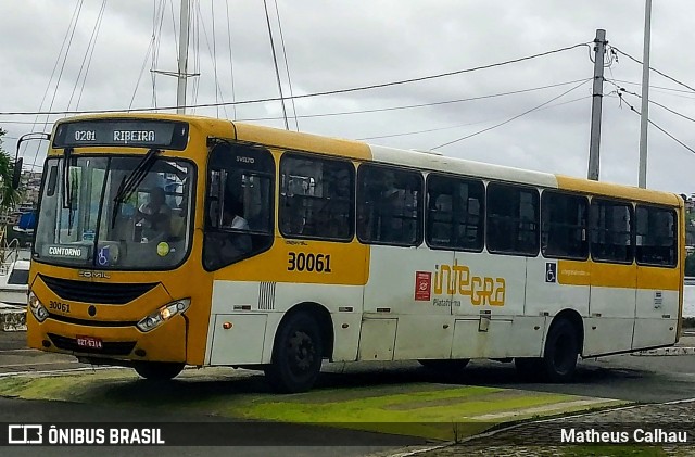 Plataforma Transportes 30061 na cidade de Salvador, Bahia, Brasil, por Matheus Calhau. Número da foto: #13162602.