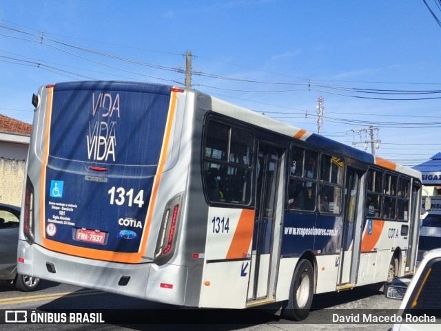 Viação Raposo Tavares Cotia 1314 na cidade de Cotia, São Paulo, Brasil, por David Macedo Rocha. Número da foto: #13161363.