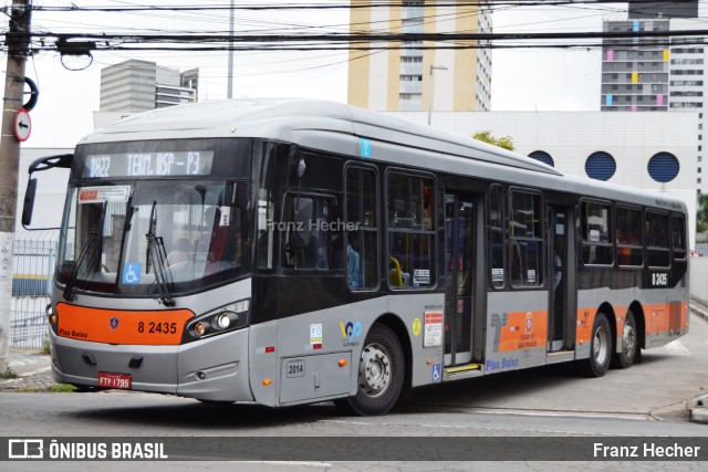 Viação Gato Preto 8 2435 na cidade de São Paulo, São Paulo, Brasil, por Franz Hecher. Número da foto: #13175138.