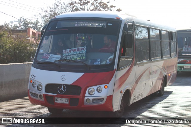Buses Islaval 070 na cidade de Estación Central, Santiago, Metropolitana de Santiago, Chile, por Benjamín Tomás Lazo Acuña. Número da foto: #13175166.