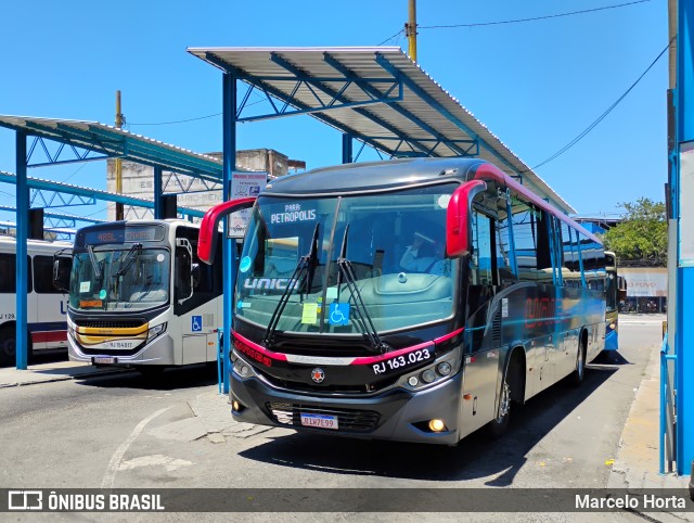 Transportes Única Petrópolis RJ 163.023 na cidade de Rio de Janeiro, Rio de Janeiro, Brasil, por Marcelo Horta. Número da foto: #13175910.