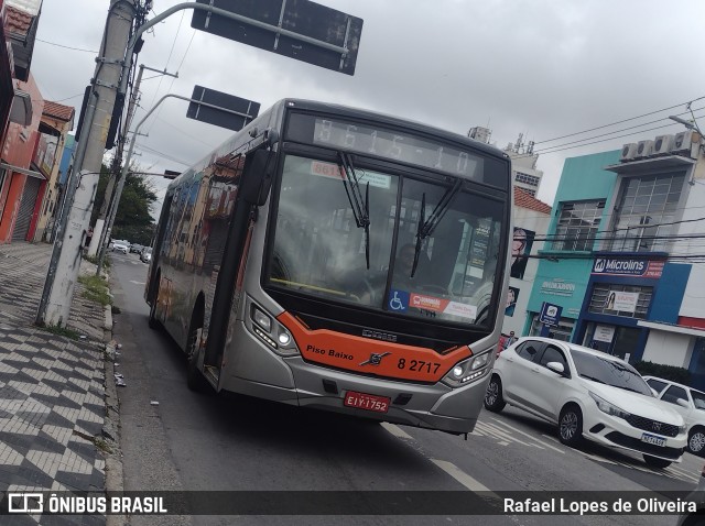 Viação Gato Preto 8 2717 na cidade de São Paulo, São Paulo, Brasil, por Rafael Lopes de Oliveira. Número da foto: #13101640.