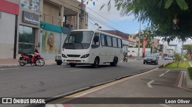 Ônibus Particulares 9086 na cidade de Santa Cruz do Capibaribe, Pernambuco, Brasil, por Leon Oliver. Número da foto: #13104624.