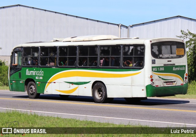Transporte e Turismo Iluminada MG 1.066 na cidade de Magé, Rio de Janeiro, Brasil, por Luiz Petriz. Número da foto: #13105848.