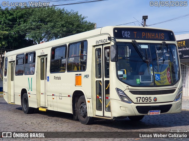 Expresso Azul 17095 na cidade de Curitiba, Paraná, Brasil, por Lucas Weber Calizario. Número da foto: #13111134.