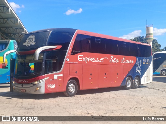 Expresso São Luiz 7980 na cidade de Cuiabá, Mato Grosso, Brasil, por Luís Barros. Número da foto: #13115461.
